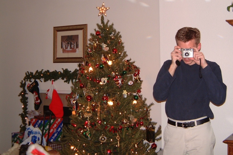 Hildebrand Christmas ScreenSaver/800x600_2000-12-21-04 Josh cmera happy.jpg